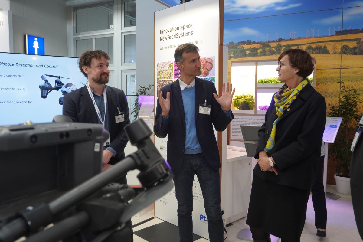 From right: Federal Research Minister Bettina Stark Watzinger with Enno Bahrs (NOcsPS) and Christopher Marples (DAKIS) at the Hannover Messe stand (Photo: Jette Behrend)