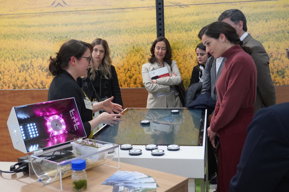 Die portugiesische Staatssekretärin für Energie und Klima, Ana Fontoura Gouveia (vorn rechts), am Stand von „Agrarsysteme der Zukunft“ auf der Hannover Messe 2023. © Ine Haesaert/IGZ